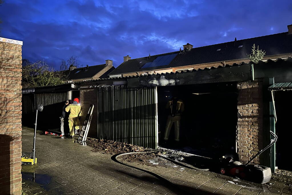 Felle brand in garage, vuurwerk mogelijk oorzaak van de brand