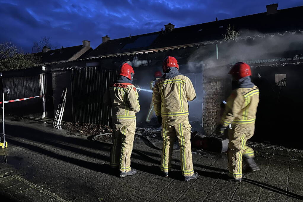 Felle brand in garage, vuurwerk mogelijk oorzaak van de brand