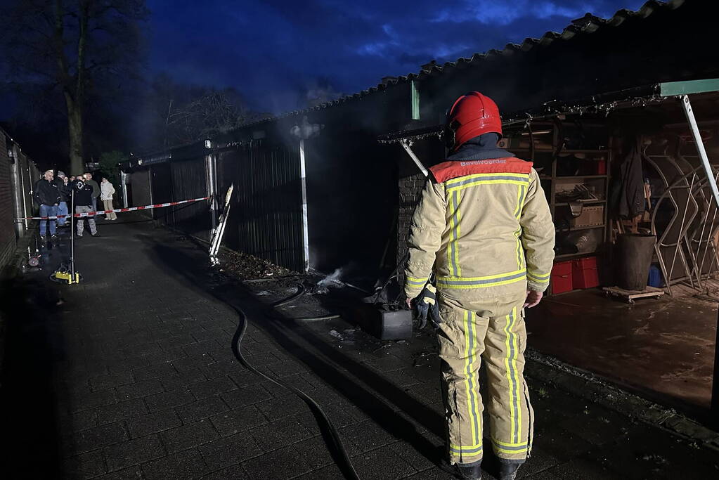 Felle brand in garage, vuurwerk mogelijk oorzaak van de brand