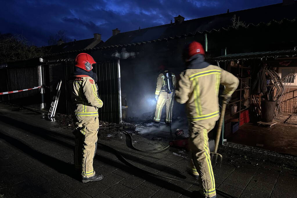 Felle brand in garage, vuurwerk mogelijk oorzaak van de brand