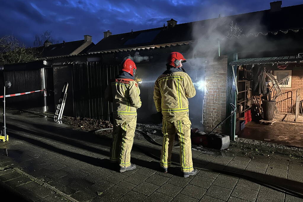 Felle brand in garage, vuurwerk mogelijk oorzaak van de brand