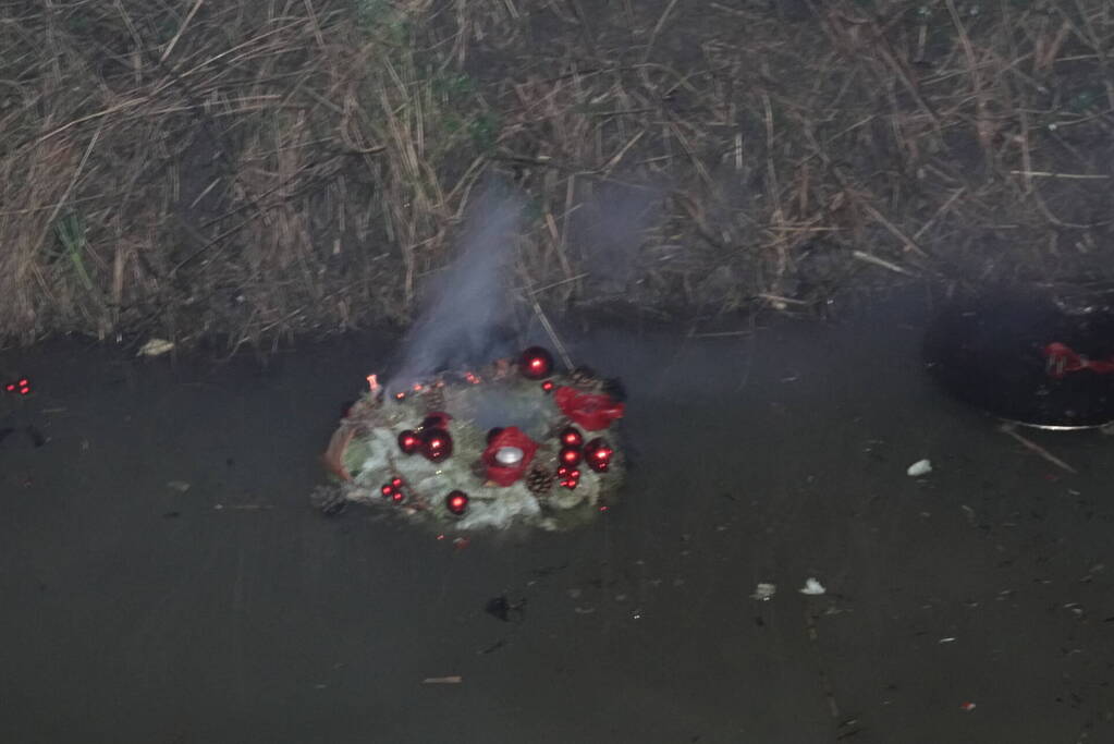 Woning vol rook door brandende kerstkrans