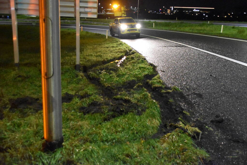 Automobilist vliegt uit de bocht en klapt op lantaarnpaal