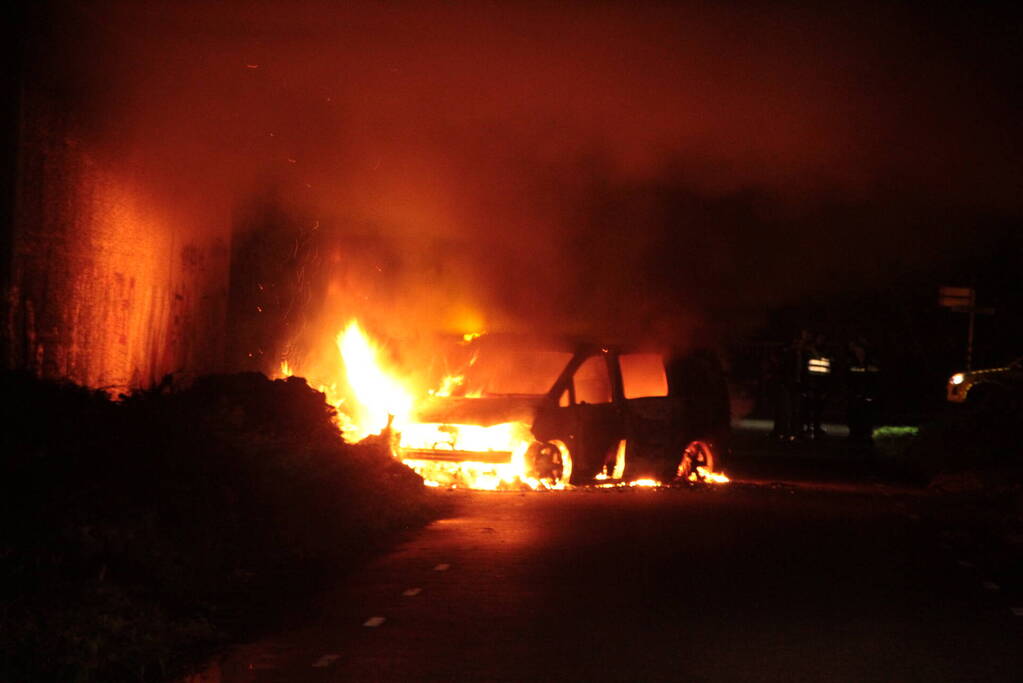 Bestelbus uitgebrand onder viaduct