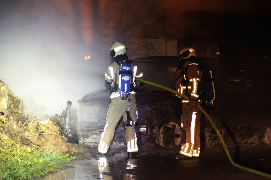 Bestelbus uitgebrand onder viaduct