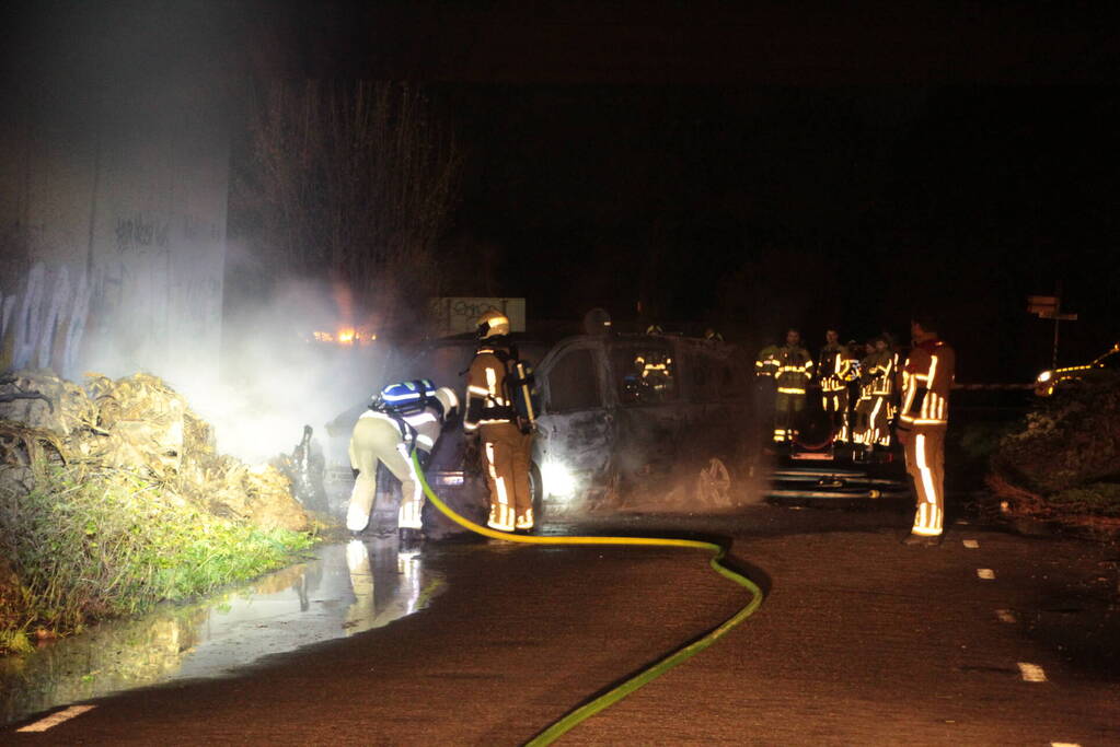 Bestelbus uitgebrand onder viaduct