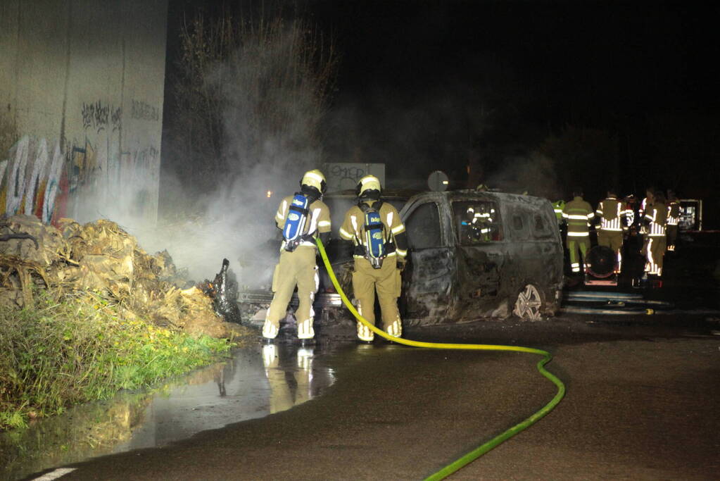 Bestelbus uitgebrand onder viaduct