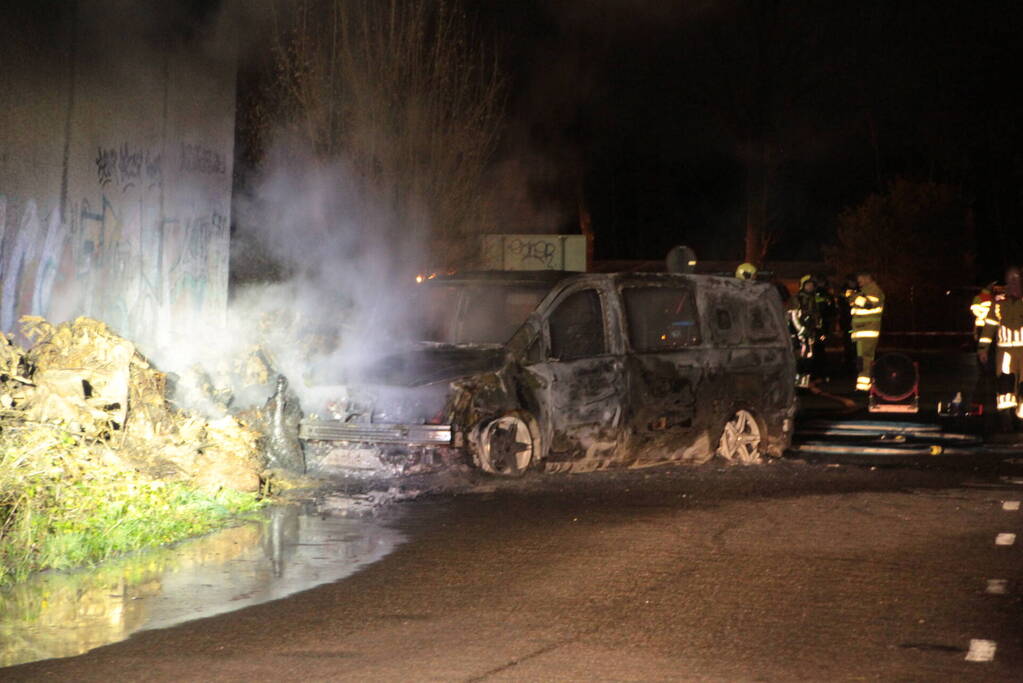 Bestelbus uitgebrand onder viaduct