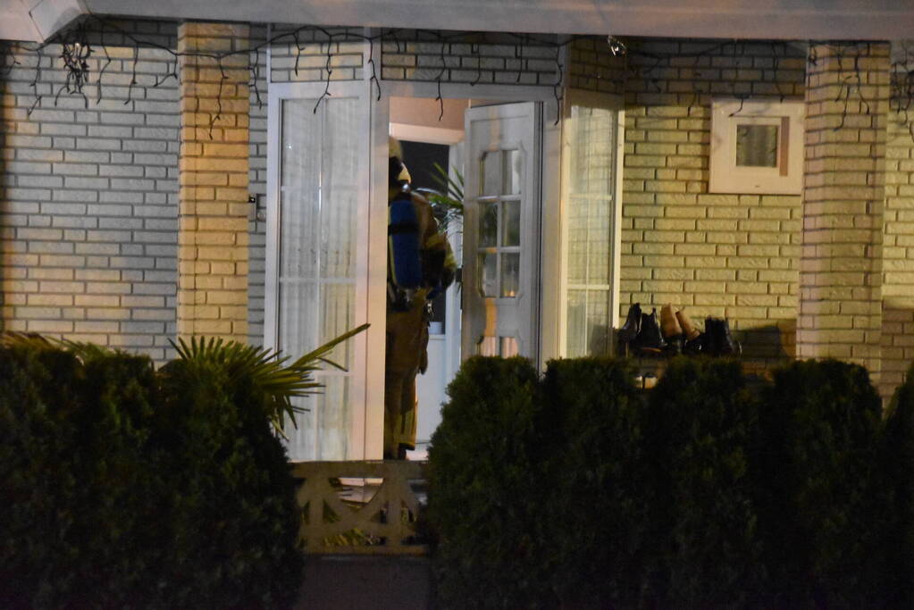 Brandweer onderzoekt rookontwikkeling in woonwagen