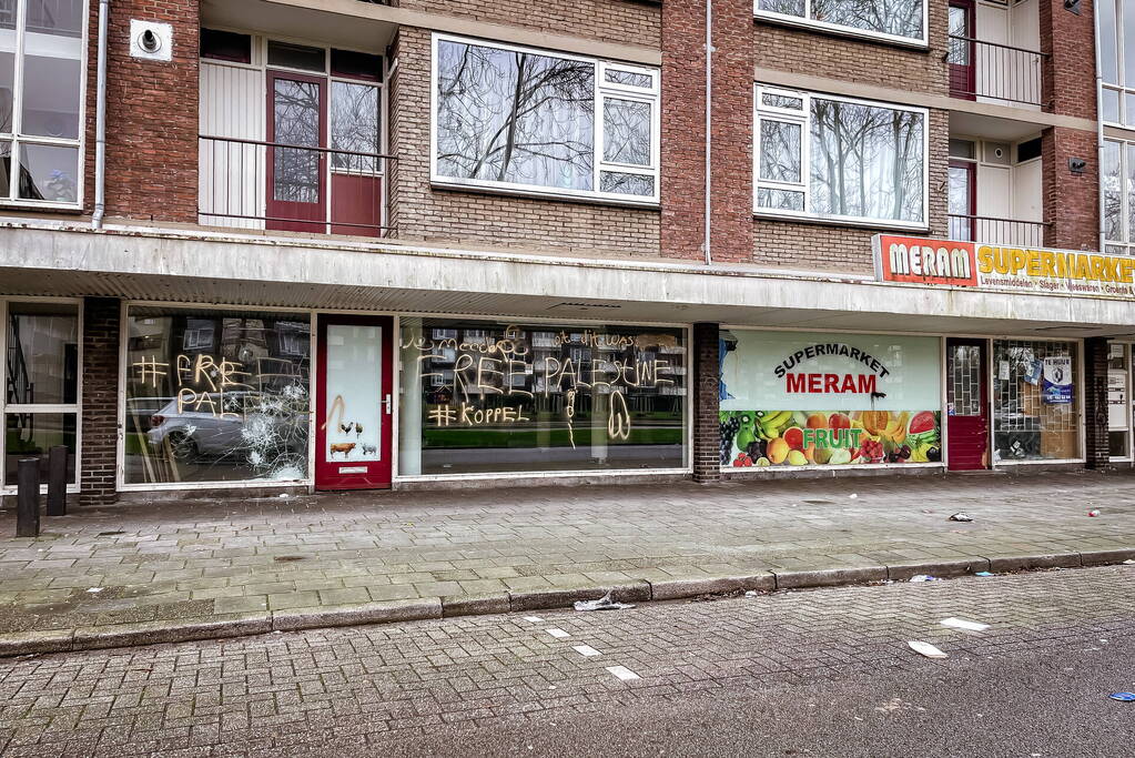 Ruiten leegstaand pand beklad en bekogeld met stenen