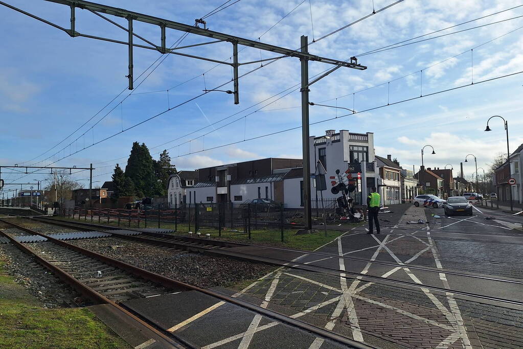 Enorme ravage nadat trein op auto botst