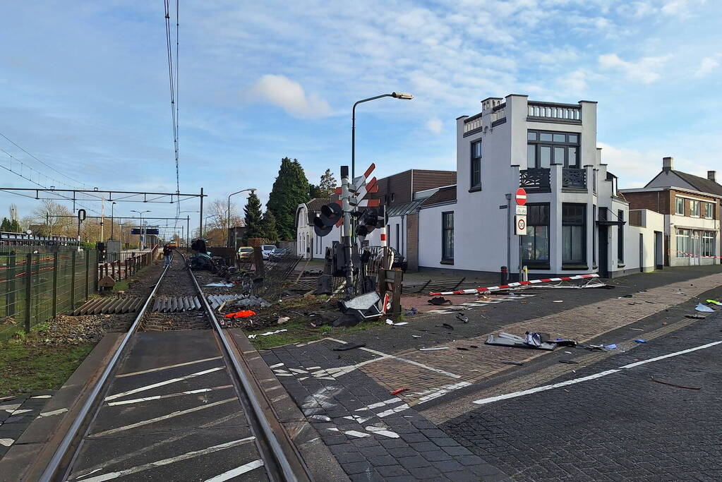 Enorme ravage nadat trein op auto botst