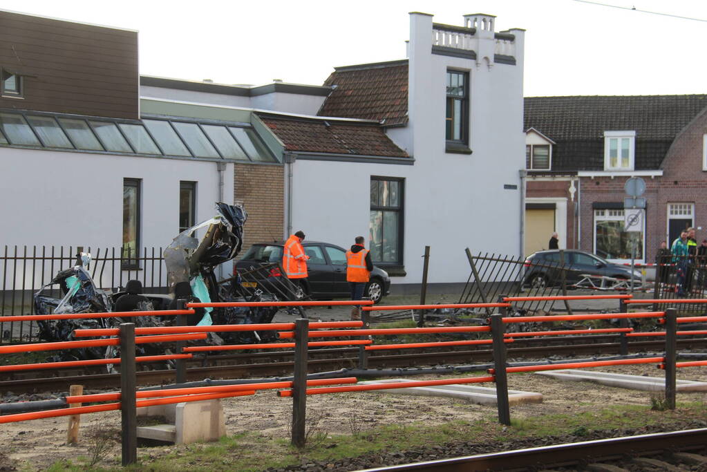 Enorme ravage nadat trein op auto botst