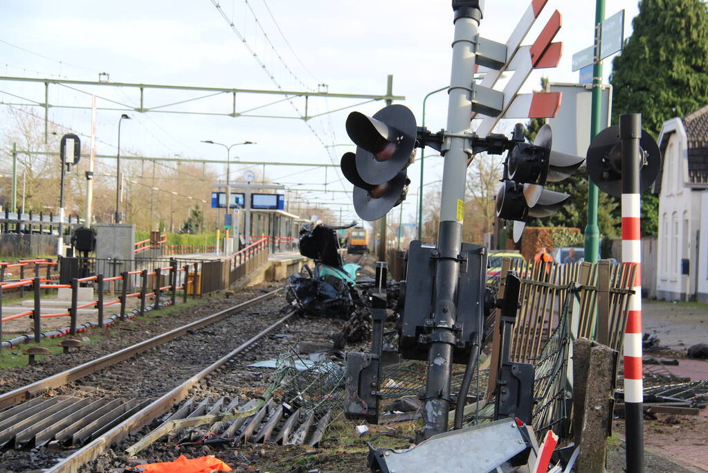 Enorme ravage nadat trein op auto botst