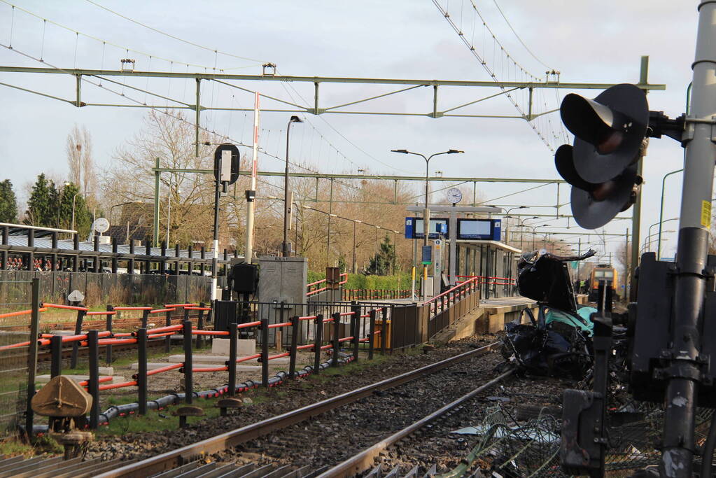 Enorme ravage nadat trein op auto botst
