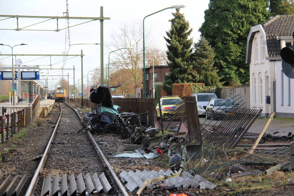 Enorme ravage nadat trein op auto botst
