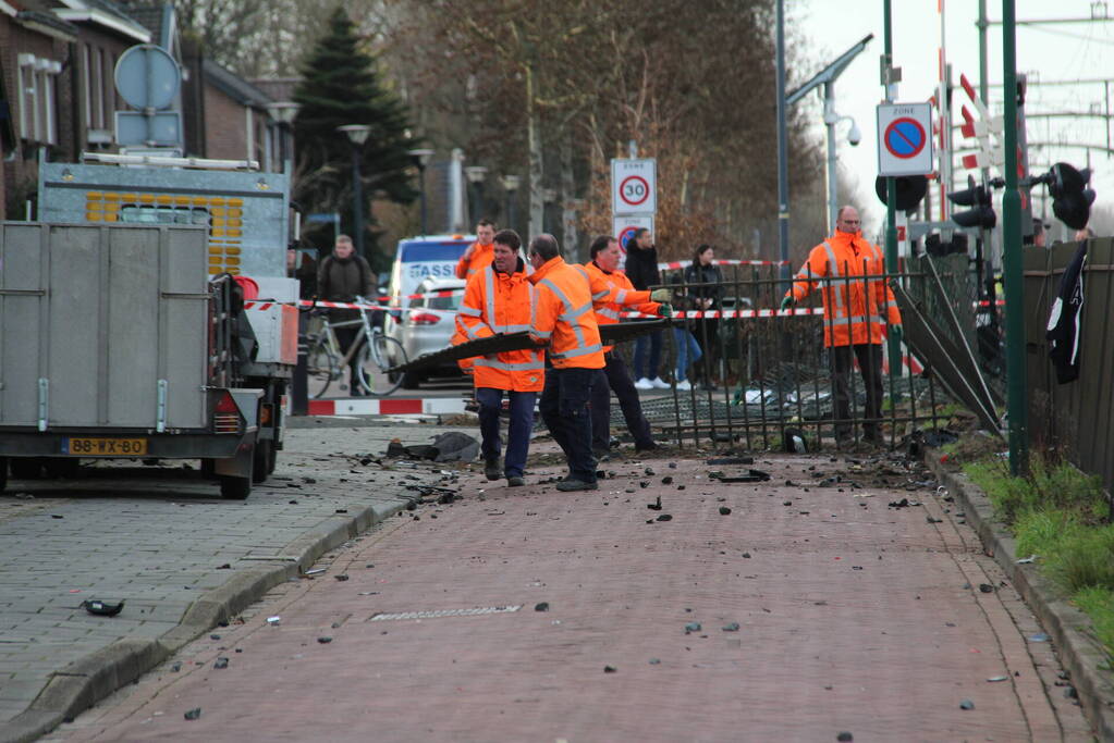 Enorme ravage nadat trein op auto botst