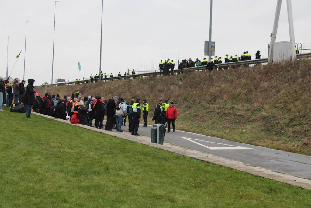 Demonstranten worden van de A10 gehaald na demonstratie