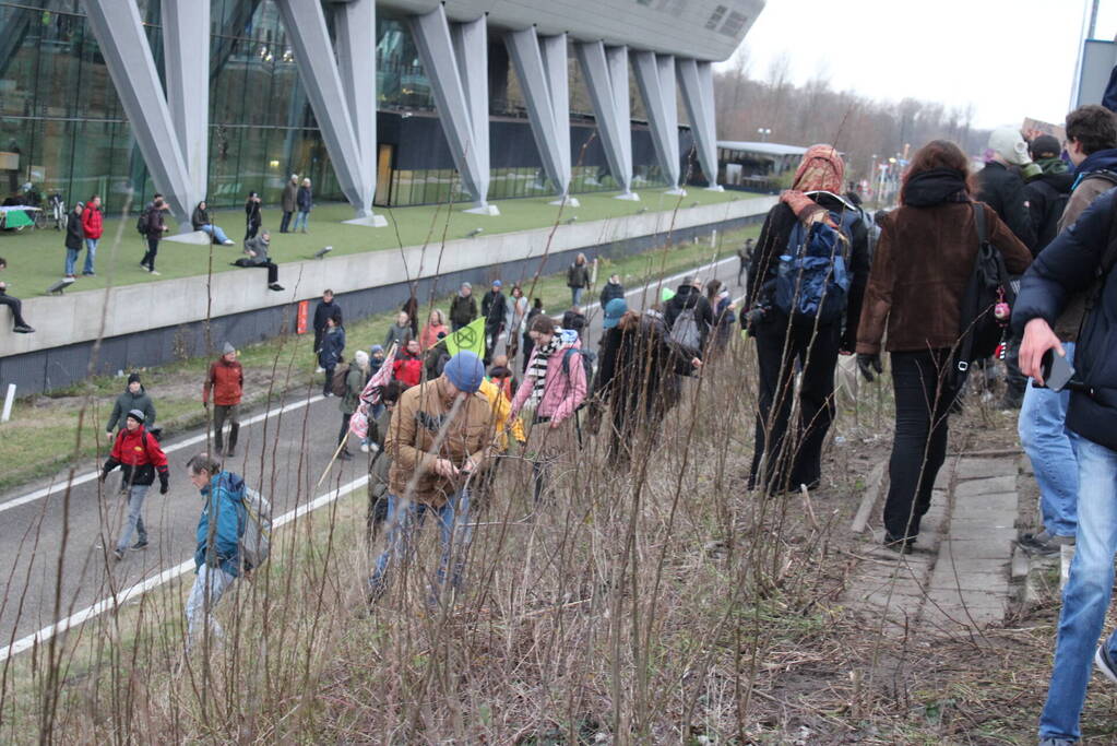 Demonstranten worden van de A10 gehaald na demonstratie