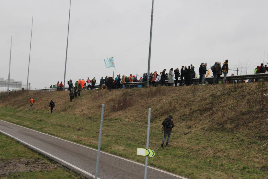 Demonstranten worden van de A10 gehaald na demonstratie