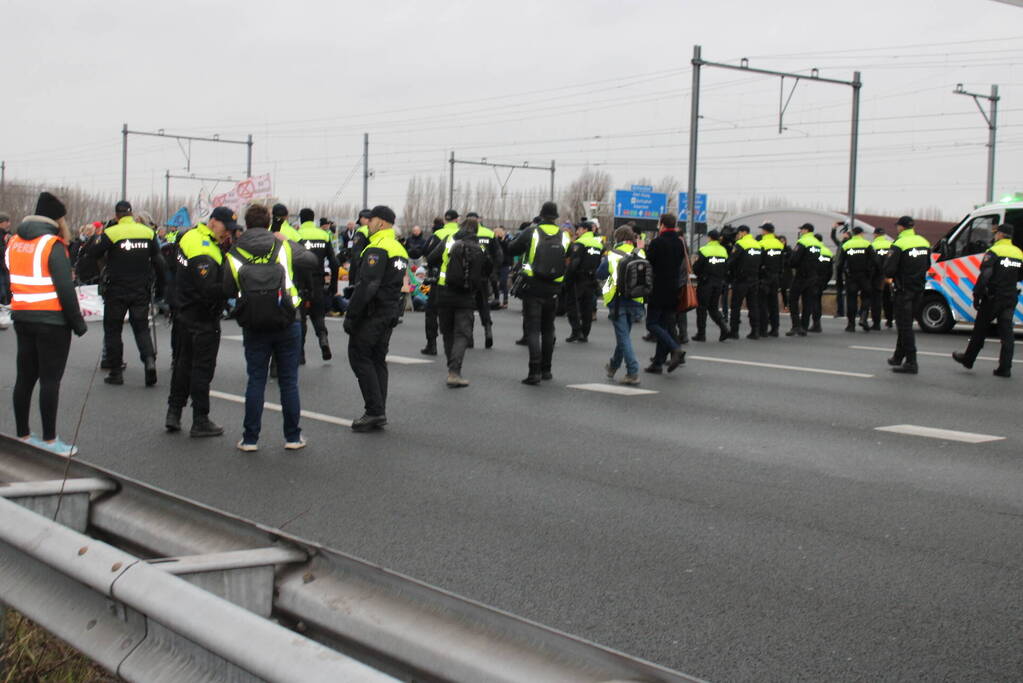 Demonstranten worden van de A10 gehaald na demonstratie