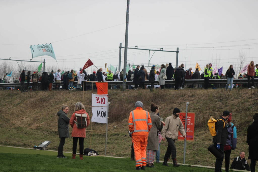 Demonstranten worden van de A10 gehaald na demonstratie