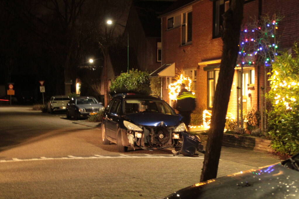 Personenauto komt tot stilstand tegen boom