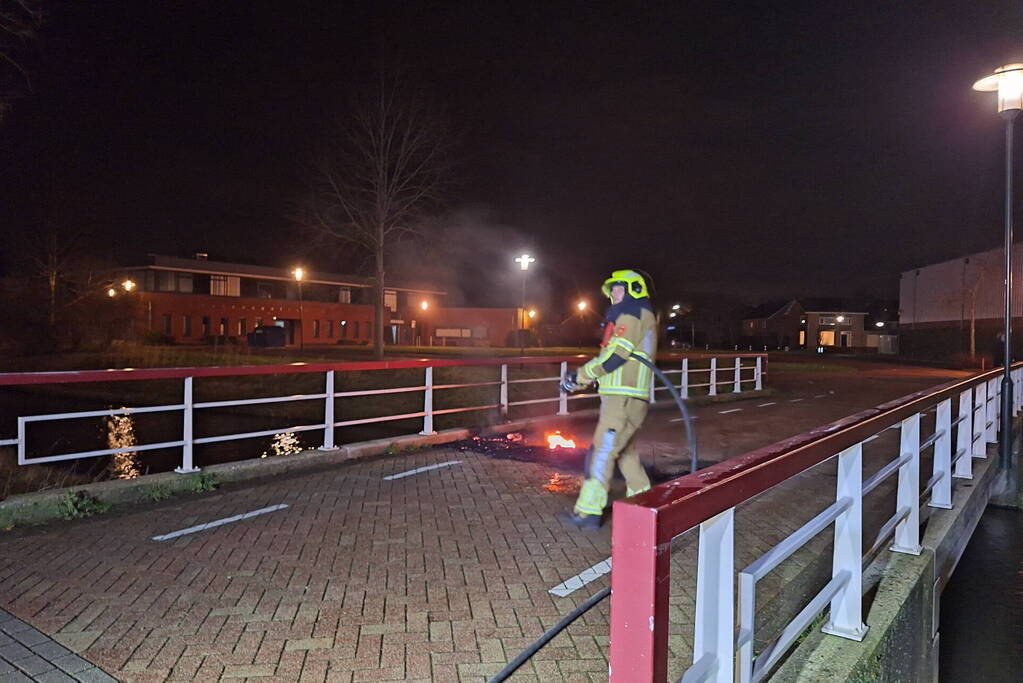 Buitenbrand op brug snel geblust