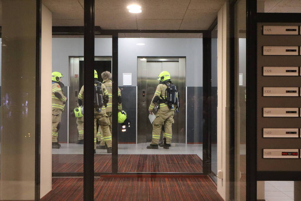 Hulpdiensten doen onderzoek naar mogelijke brand in appartementcomplex