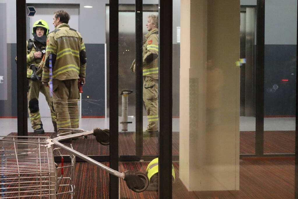 Hulpdiensten doen onderzoek naar mogelijke brand in appartementcomplex