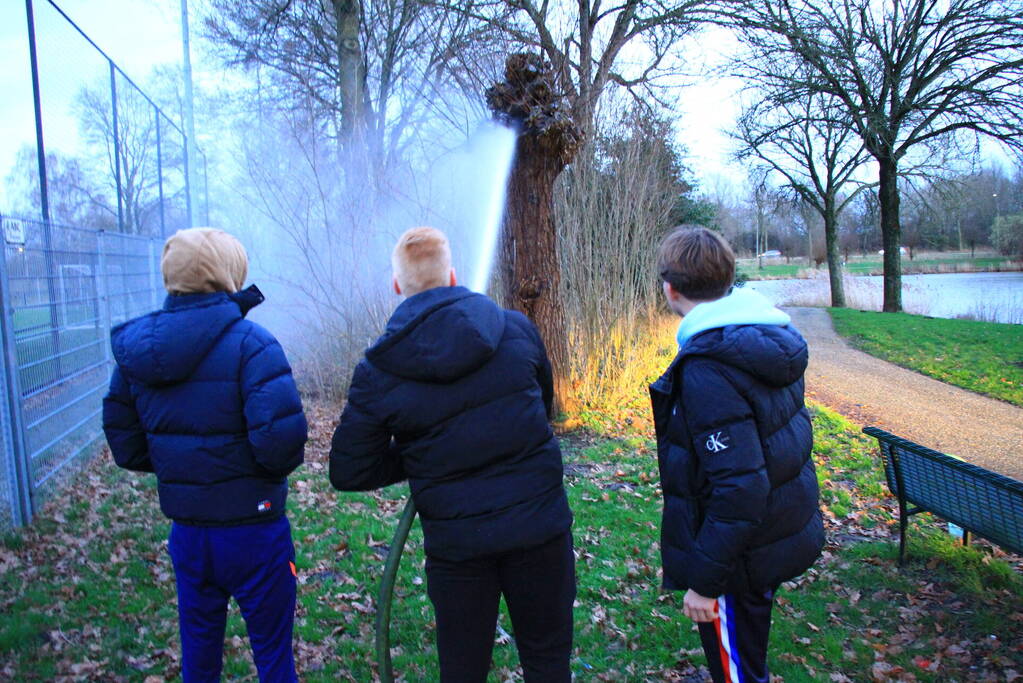 Jongeren helpen brandweer met blussen van buitenbrand