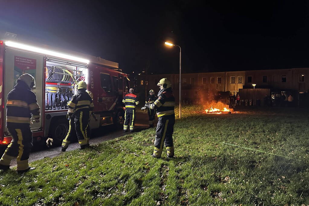 Brandweer blust vreugdevuur