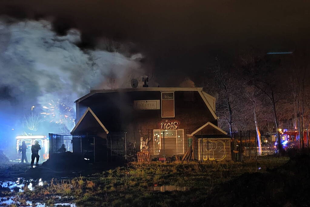 Sloopwoning volledig in brand