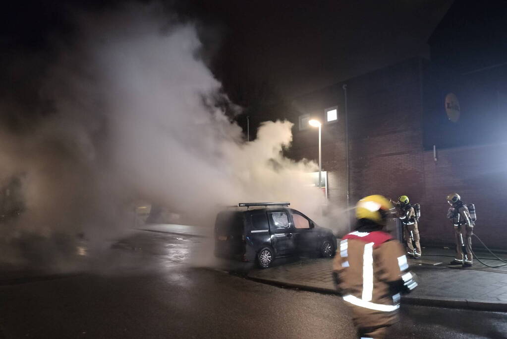 Geparkeerde bestelbus volledig uitgebrand