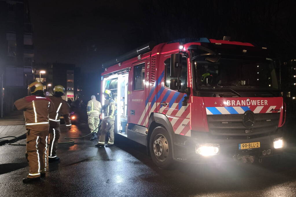 Geparkeerde bestelbus volledig uitgebrand