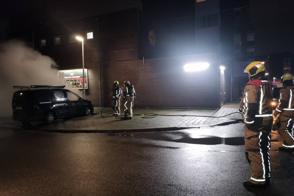 Geparkeerde bestelbus volledig uitgebrand