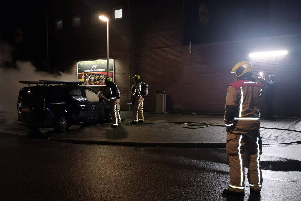 Geparkeerde bestelbus volledig uitgebrand
