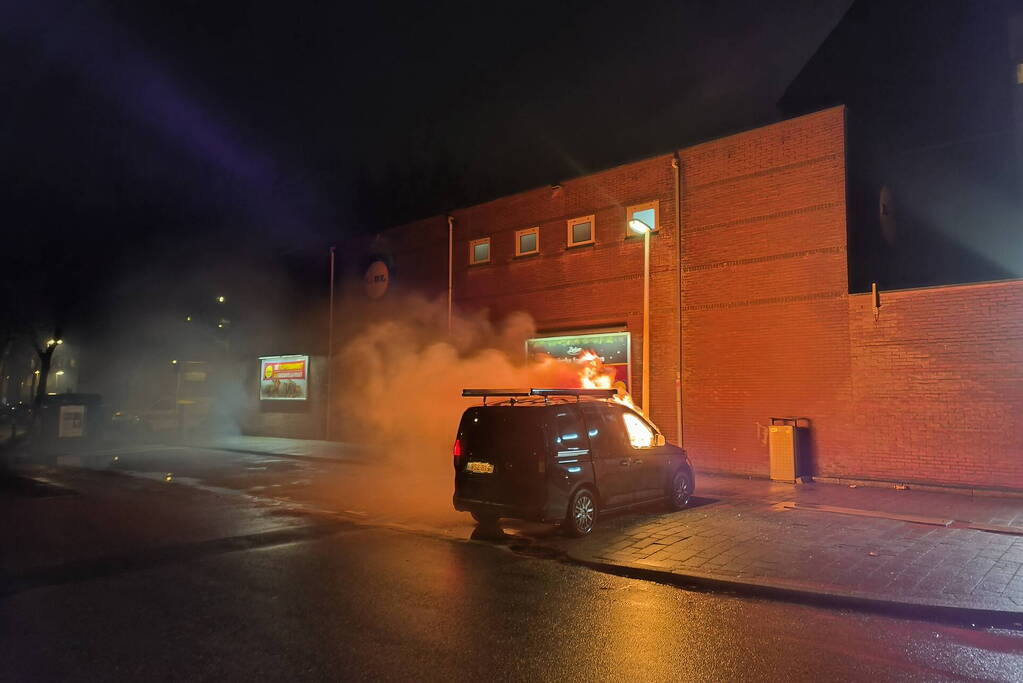 Geparkeerde bestelbus volledig uitgebrand