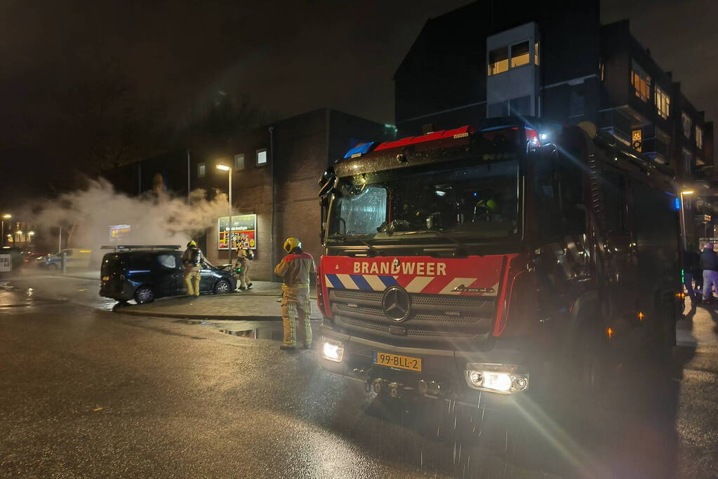 Geparkeerde bestelbus volledig uitgebrand