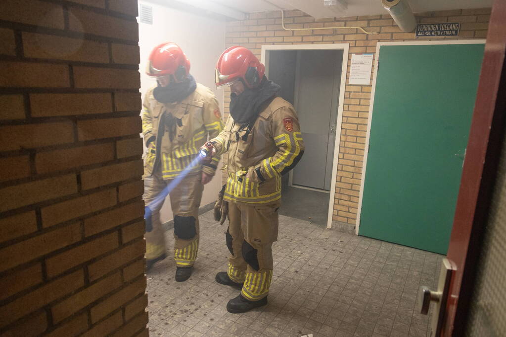 Portiek vernield door vuurwerk