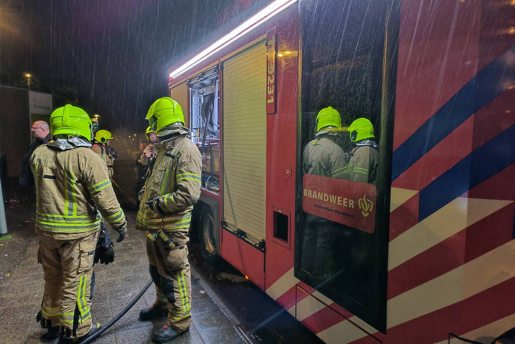 Rookontwikkeling bij felle brand op schoolplein