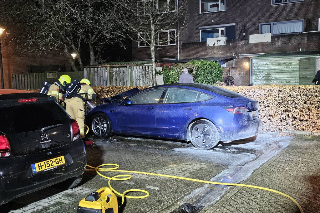 Geparkeerde auto beschadigd door brand
