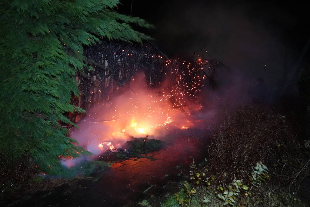 Felle brand in coniferenhaag