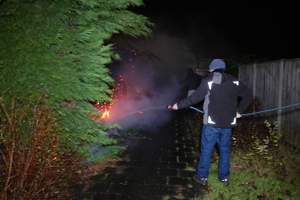 Felle brand in coniferenhaag