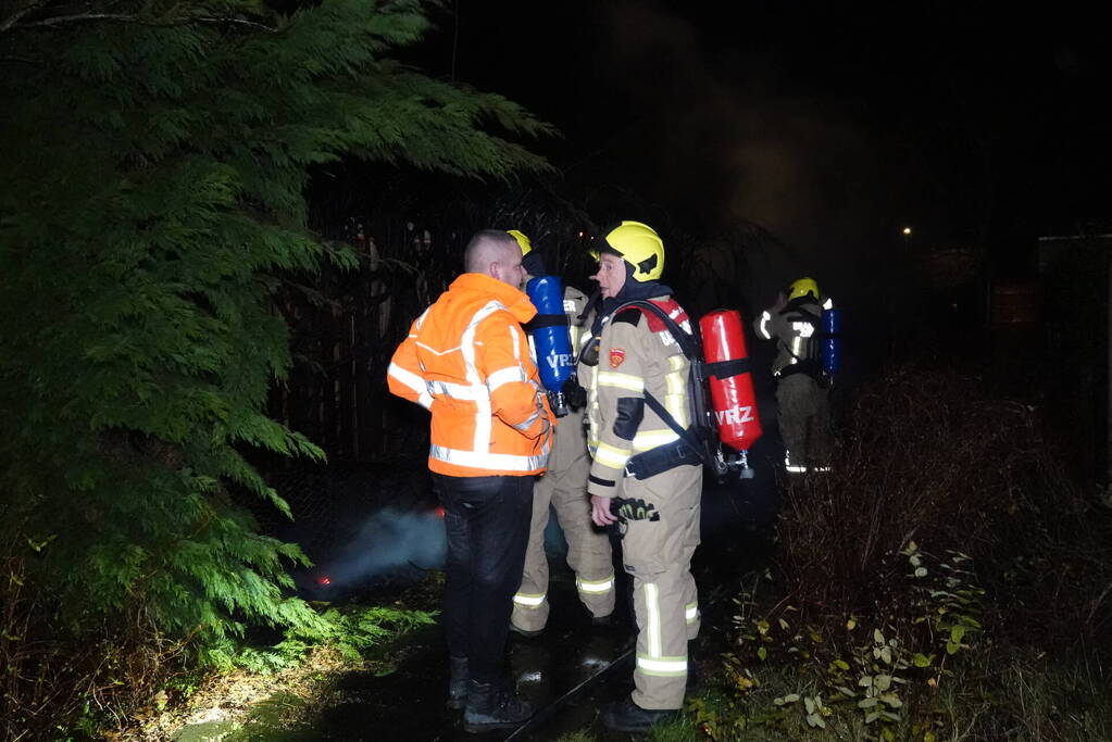 Felle brand in coniferenhaag