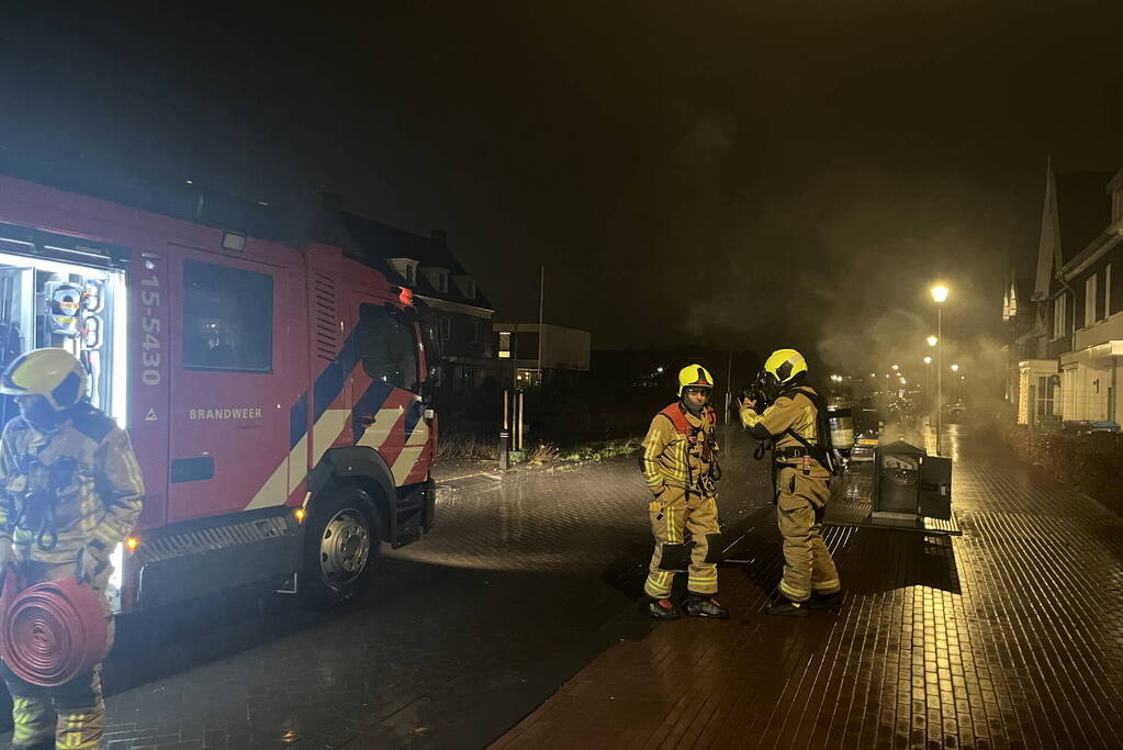 Brandweer blust brandende container