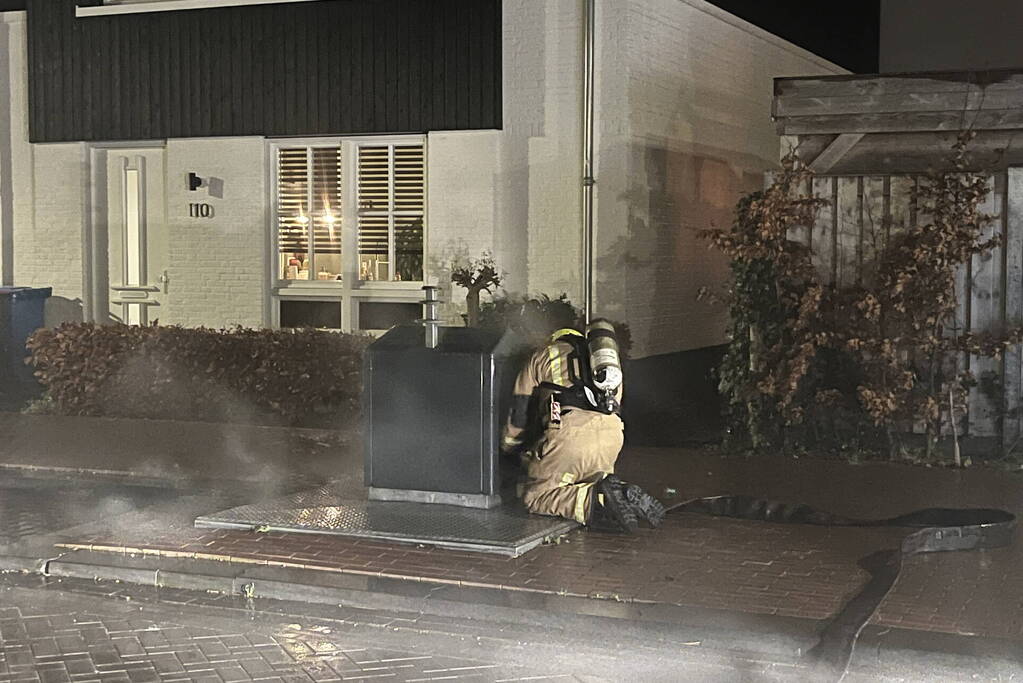 Brandweer blust brandende container