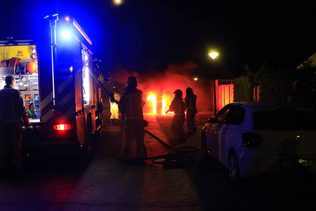Koelkast in brand gestoken tegen zeecontainer aan