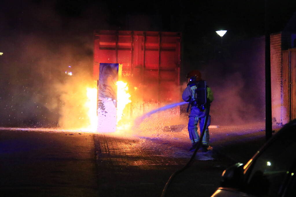 Koelkast in brand gestoken tegen zeecontainer aan