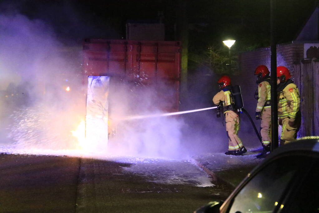 Koelkast in brand gestoken tegen zeecontainer aan